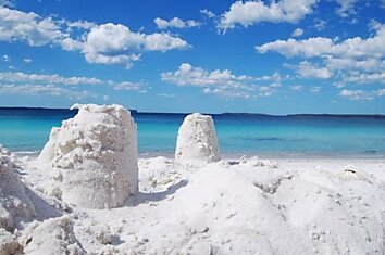 Пляж Hyams Beach, который находится в 300 километрах от Сиднея — пляж с самым белым песком в мире.