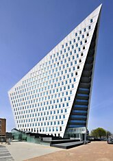 Гигантское треугольное здание в Гааге