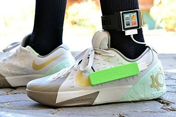 15-летний подросток создал кроссовки, заряжающие смартфон