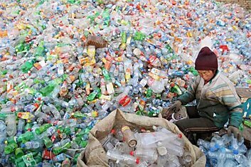 Индия вводит запрет на пластиковые бутылки