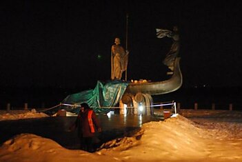 В Киеве рухнул памятник основателям города