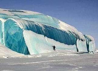 Волна, замерзшая в Антарктиде.