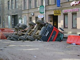 Грузовик свалился в яму  (5 фотографий)