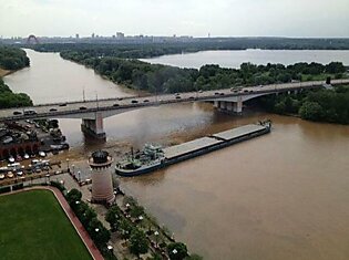 Москву-реку перекрыл сухогруз
