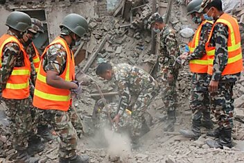 Вы Не Поверите, Что Спасатели Нашли Под Обломками Этого Дома В Непале