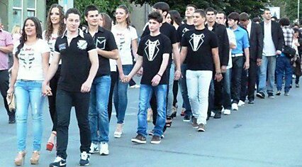 Деньги на выпускные наряды сербские школьники отдали больным детям