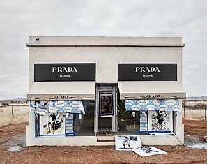 Модная инсталляция Prada Marfa в техасской пустыне была подвергнута нападению вандалов